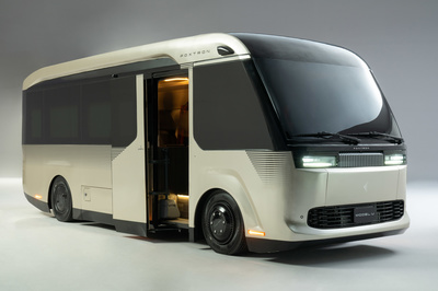 鴻海攜手三菱扶桑，跨界合作共拓零排放巴士市場與專業保潔新機遇